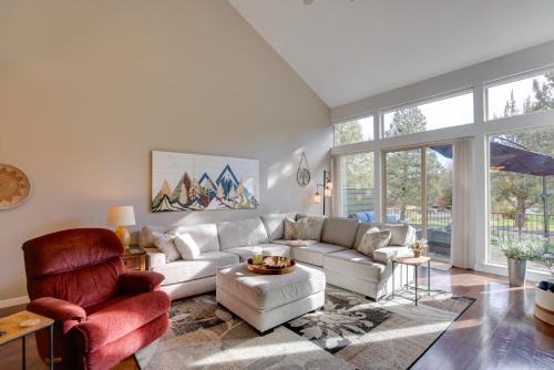 Redmond House | Eagle Crest Retreat: Creekside Townhome w/Hot Tub