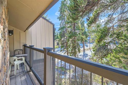 Four O'Clock House | Eagle on Skis -Cozy 3 BDR Home Walk to Ski Lifts