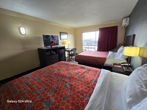 Mason City Hotel | Econo Lodge Inn & Suites Mason City - Clear Lake