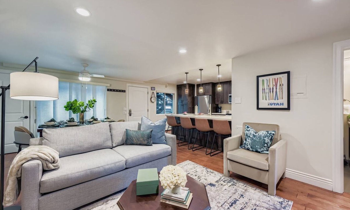 North Park City Condo | Edelweiss A prime spot across from PCMR pool hot tub