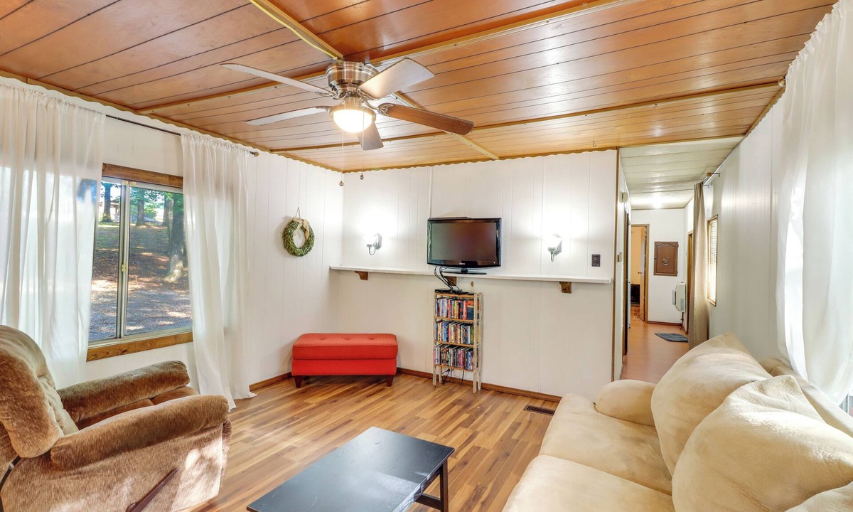 Edgemont House | Edgemont Home w/Deck ~ 9 Mi to Greers Ferry Lake!