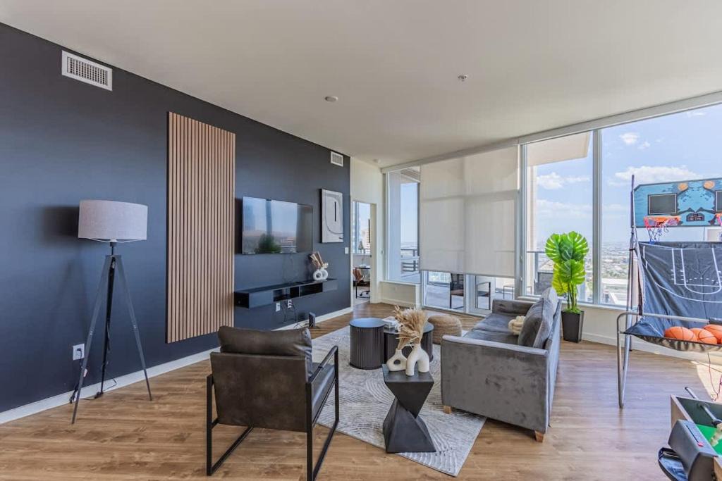 Downtown Phoenix Apartment | Elegant 28th Floor High Rise, Gym, Parking, Pool, Golf