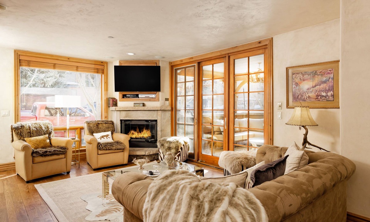 Aspen Condo | Elegant 3 BR/3 BA Mountain Views - #415 Walk to Lifts & Town