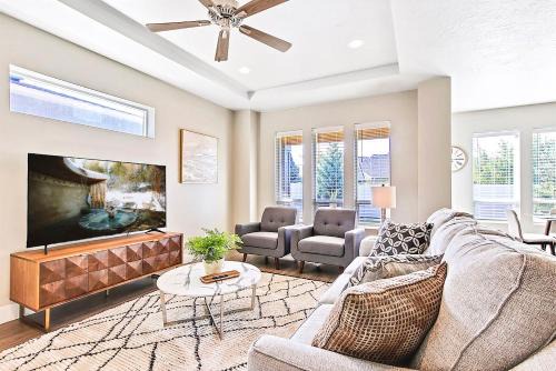 Meridian House | Elegant & Private 3BD 2BA Retreat near The Village at Meridian