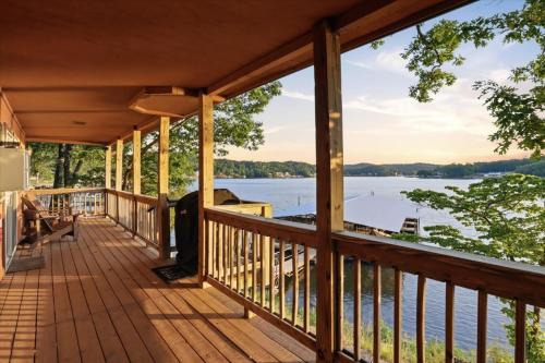 Camdenton House | Emerald waters