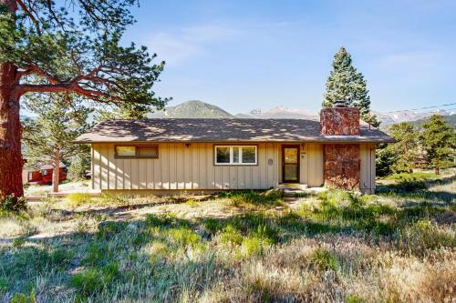 Estes Park House | Enjoy Nature from this Charming Cabin with Deck, Fireplace, & Washer and Dryer