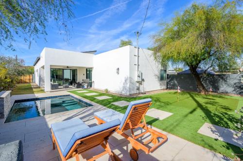 Encanto House | Epic 4BR with Mini-Golf and Pool - Near Downtown