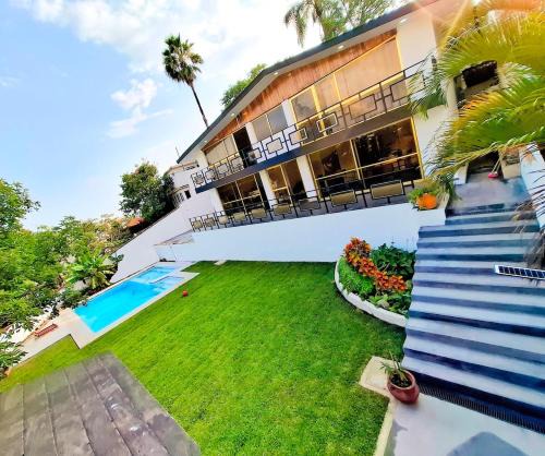 Cuernavaca House | Espectacular casa con jardín y alberca privada