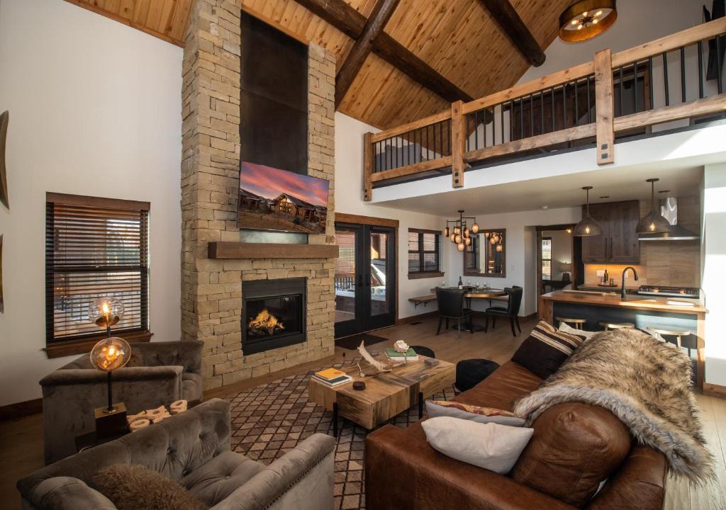 Estes Park House | Estes Escape – Jacuzzi, Indoor/Outdoor Fireplace and BBQ Grill