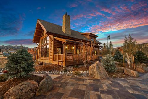 Estes Park House | Estes Retreat – Indoor/Outdoor Fireplace, Jacuzzi, Close to Downtown Estes
