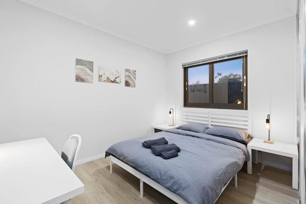 Naperville House | Executive Queen Room 7 Walk to Curtin University