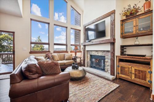 Frisco House | Experience the stunning mountain views at Water Dance Retreat, dog friendly