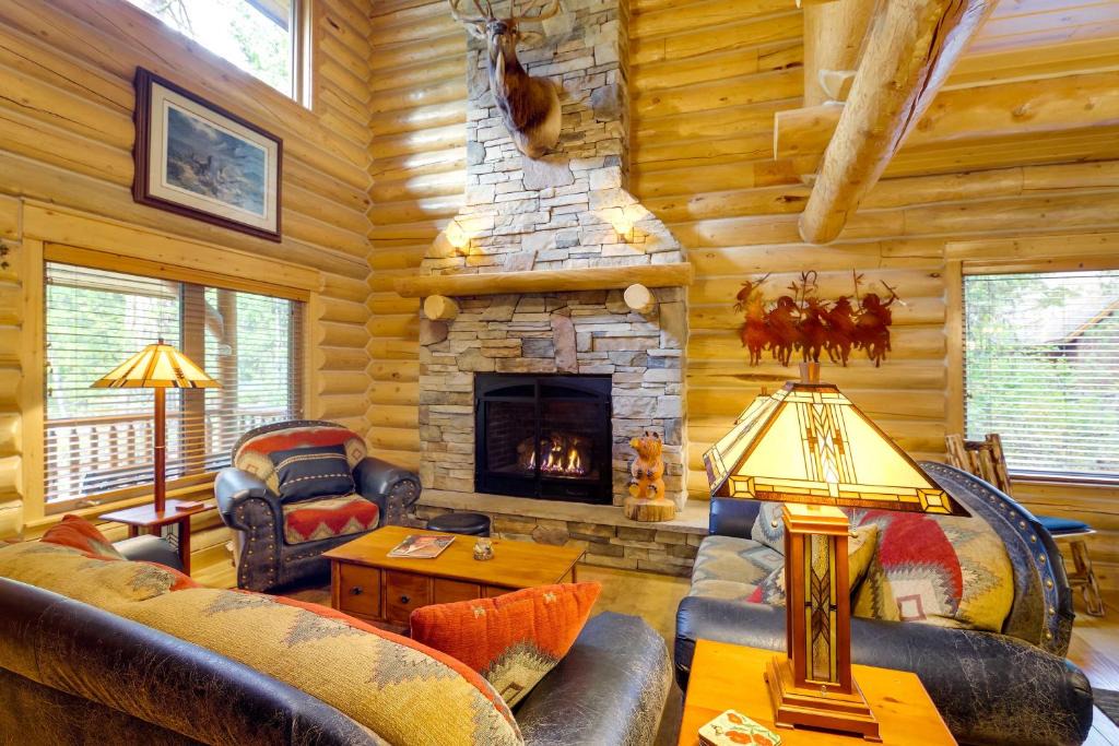 McCall House | Exquisite McCall Log Cabin - Walk to Payette Lake!
