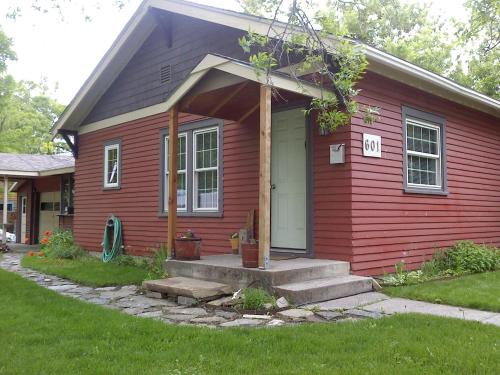 Bozeman House | Exquisitely Remodeled With Hot Tub, Walk To Main St
