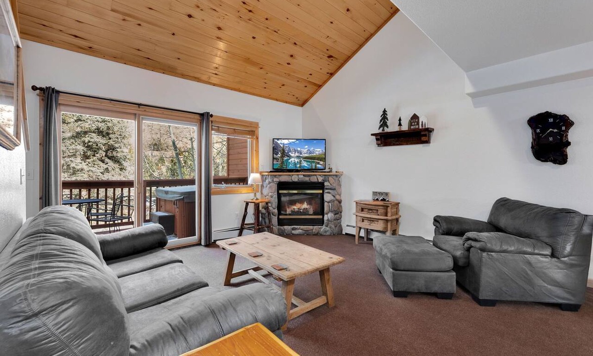 Fall River Estates Condo | Fall River Retreat Private Hot Tub Close to RMNP