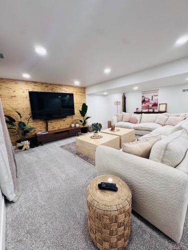 Lamar Heights Area House | Fam Retreat, Hot Tub, BBQ, Ski, Game Room, Backyard