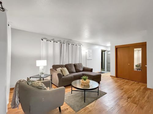 Des Moines House | Family Friendly 3 BR 2 Bath Duplex Sleeps 9!