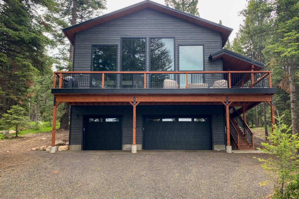 McCall House | Family-Friendly Cabin: Pool Access, Bikes & Games