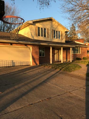 Dubuque House | Family friendly spacious with jacuzzi & fireplace!