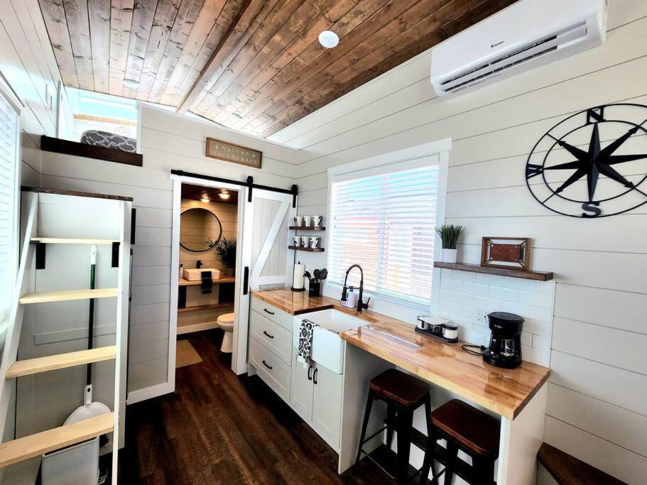 Apple Valley House | Family-Friendly Tiny Home Firepit BBQ Zion