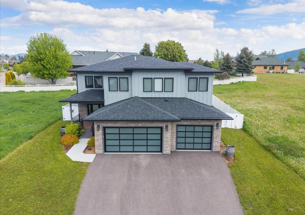 Columbia Falls House | Family Riverhouse with Hot Tub