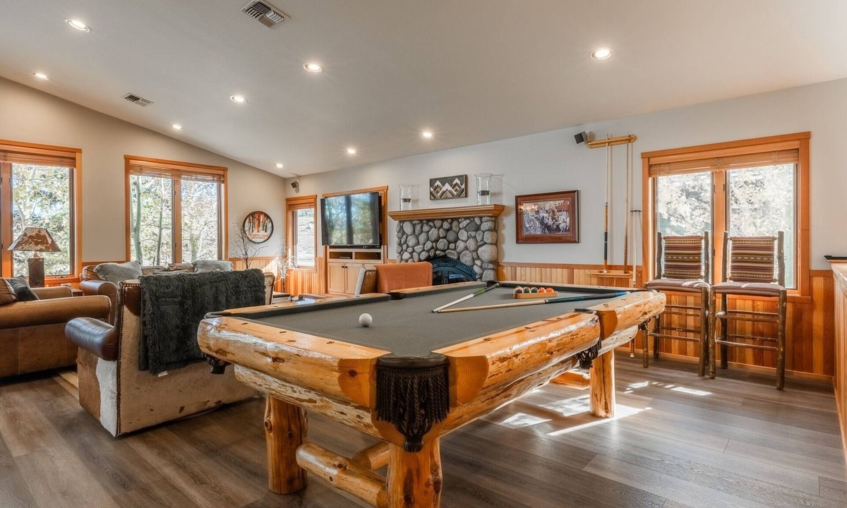 Mammoth Lakes House | Fantastic Mountain Townhome! Shared Hot Tub! Pool Table! Views!