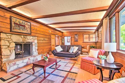 Fox River Grove House | Fenced Yard: Fox River Grove Home, Dogs Welcome