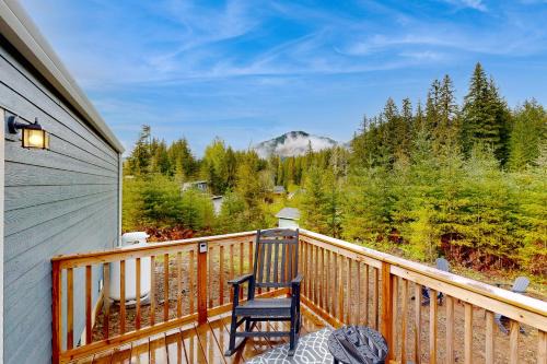 Carson House | Fire Pit & Mtn Views! Cabin, Steps to Wind River