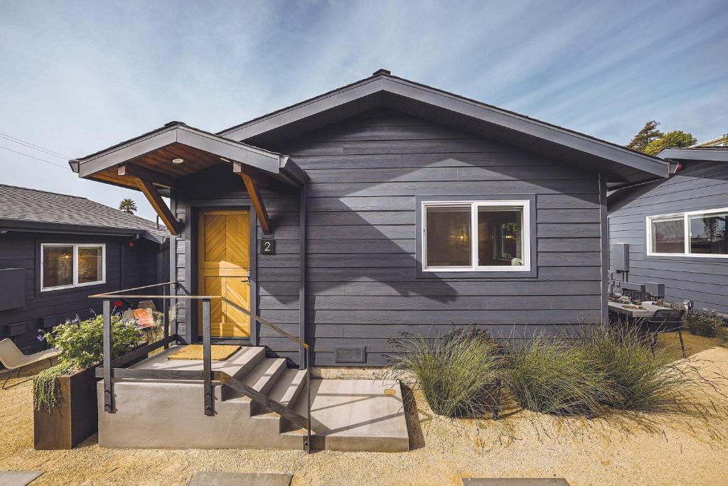 Stinson Beach Hotel | Fish Board Studio includes King Bed with Kitchenette and Futon