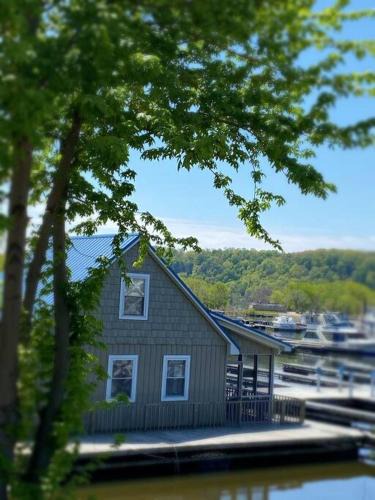 Sabula Boat Rental | Floating Cottage on the River Nantucket
