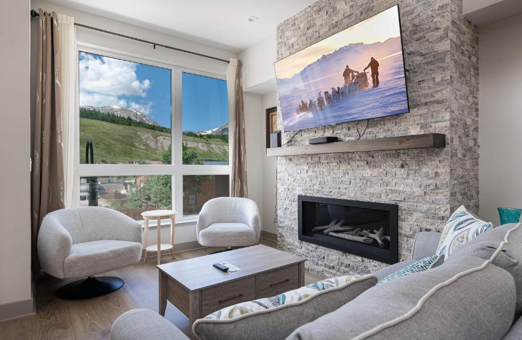 Silverthorne Apartment | Fourth Street Crossing Traverse Townhome: Stylish Retreat