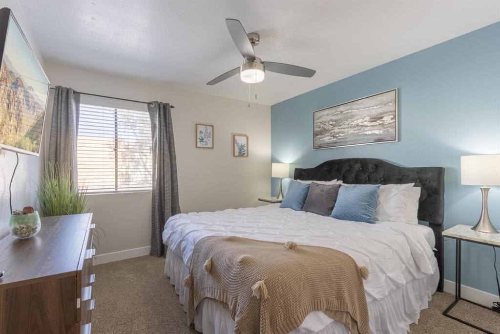 Paradise Valley Village Apartment | Free Parking King Bed Walk to Dining & Shops