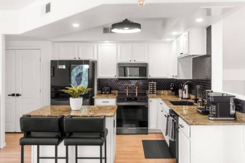 Tempe House | Freestanding Cubs Retreat near ASU off L-101 & 202
