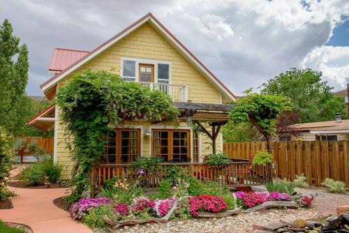 Moab House | French Quarter Garden Cottage-Downtown, Hot Tub