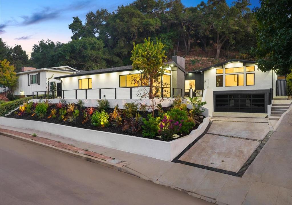 Los Angeles House | Freshly Built Near Universal Studios and Hollywood - Private Garage and Driveway Parking with Pool