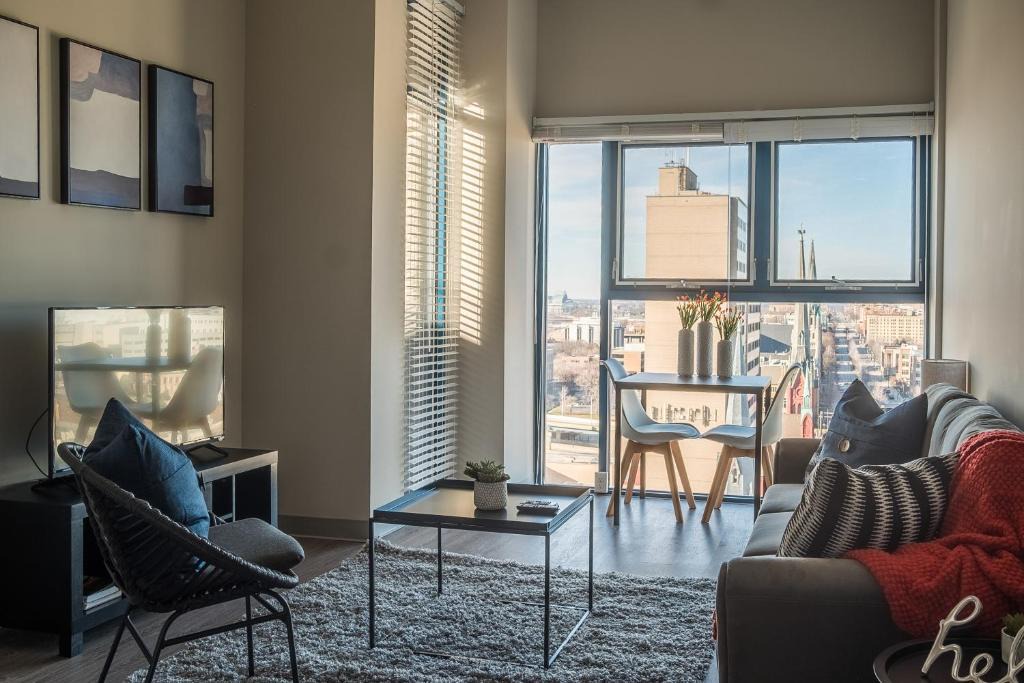 Westown Apartment | FRONTDESK 735 West Apts Westown Milwaukee