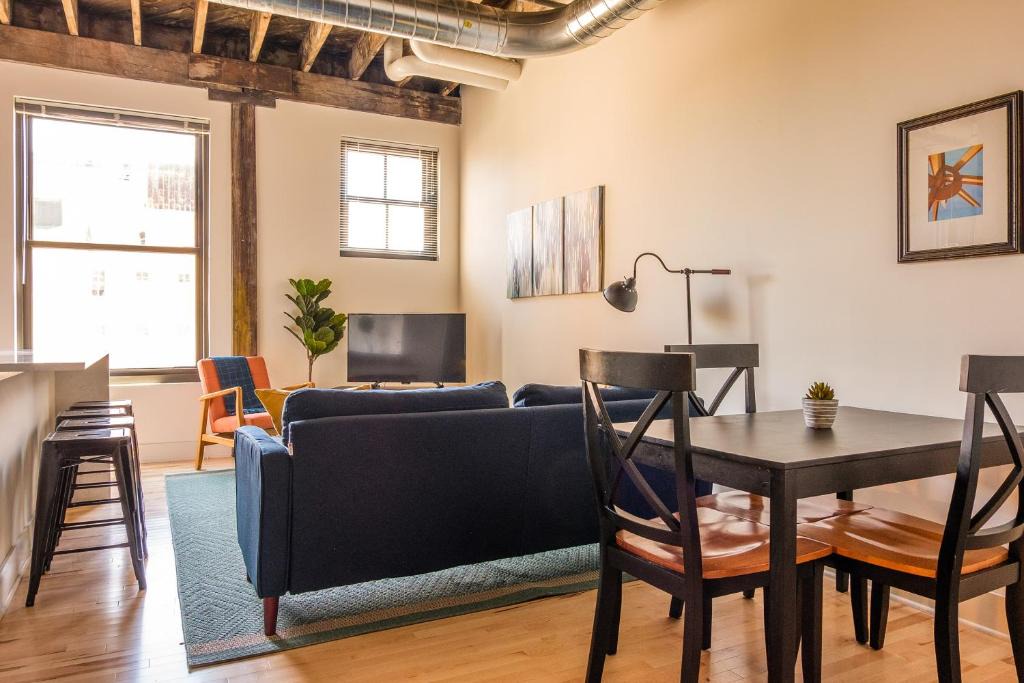 Fifth Ward Apartment | FRONTDESK Maxwell Lofts Milwaukee Walker's Point
