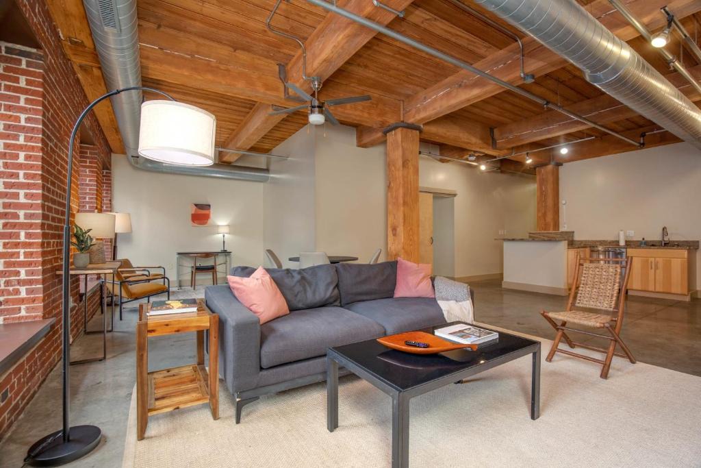 Downtown West Apartment | FRONTDESK Spacious Downtown 2 BR Apt