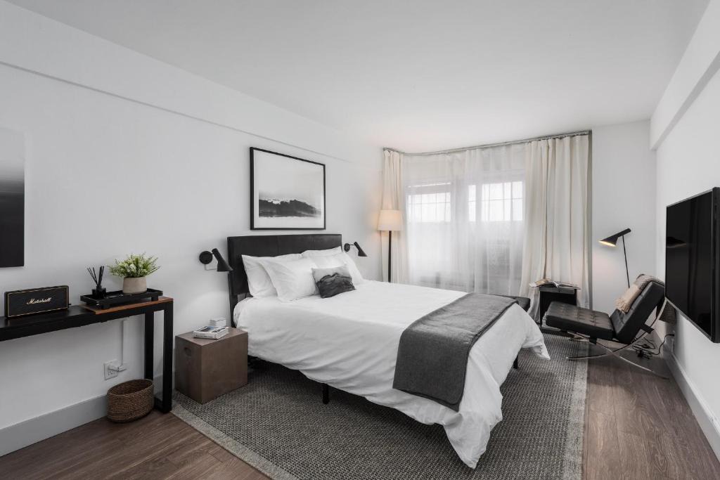 Central West End Apartment | FRONTDESK Studio Apt with Pleasant Rooftop Deck