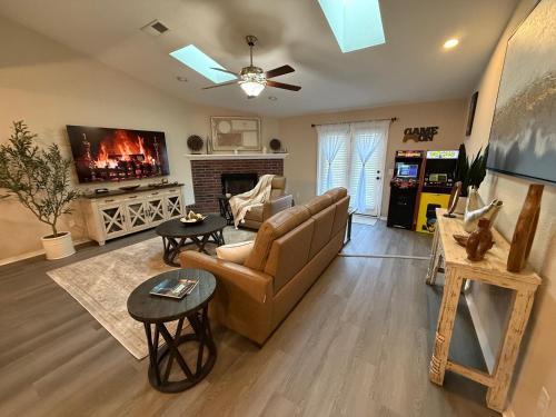 Rogers Apartment | Fun & Comfort for 8 in Rogers! King & Arcade Games