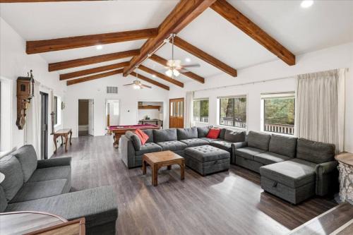 Yosemite Forks House | Fun Getaway with Golf HotTub Volleyball and more