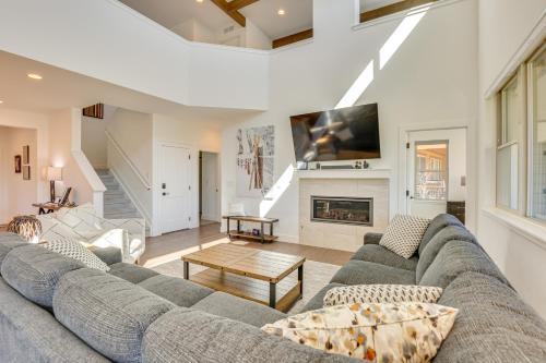 Grand Elk Ranch House | Furnished Deck & Hot Tub: Chic Granby Home!
