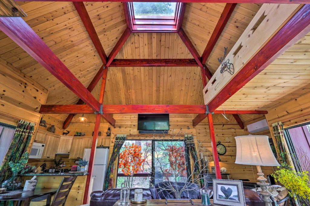 Strawberry House | Furnished Deck: Romantic Strawberry/Pine Studio!
