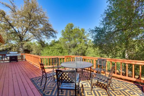 Groveland House | Game Room + Bar: Wooded Pine Mountain Lake Retreat