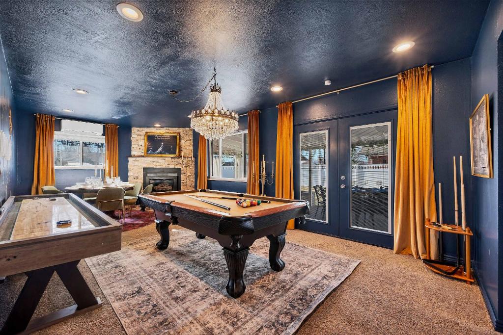 Lamar Heights Area House | Game Rooms, Hot Tub & Fire Pit