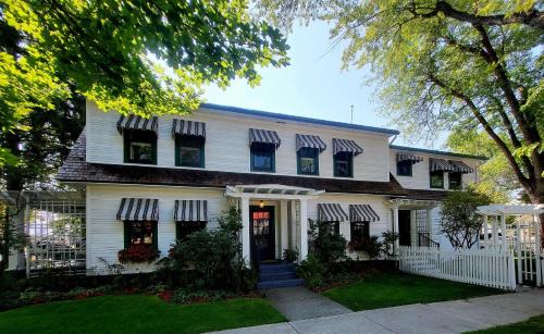 Whitefish Hotel | Garden Wall Inn
