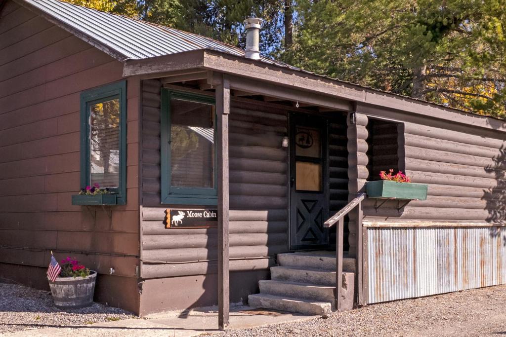 West Yellowstone House | Gateway to Yellowstone! Cabin < 1 Mi to Nat'l Park