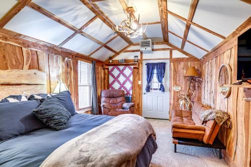 Adams County House | Glenvil Cabin w/Gas Grill: Steps to Dock & Pond!