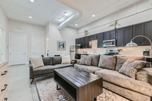 Golden House | Golden Getaway - Spacious 2BR - Walk to Trails