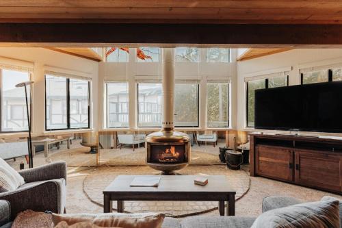 Big Bear Lake House | Golden Hour - Jacuzzi, Sauna, Pool, Tennis, Gated